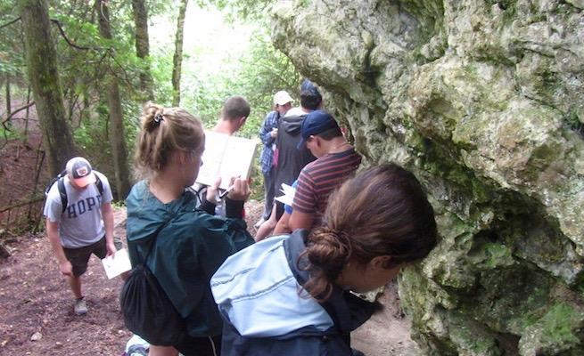 学生检查岩层