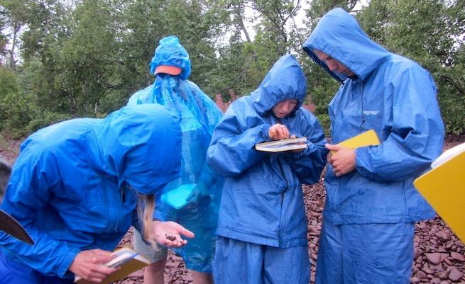 学生们在雨中做作业