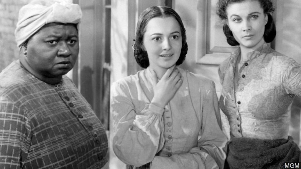 《乱世佳人》(1939)包括伟大的海蒂McDaniel“妈咪”。She won an Oscar for this performance becoming the first African-American to win the award. She had to sit at a segregated table on the side of the room at the awards.